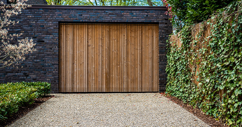 Advantages of oil and gravel paving: the aesthetics of a rustic driveway
