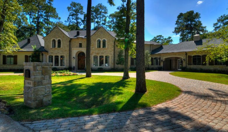 Big house with aesthetic design of brick driveway